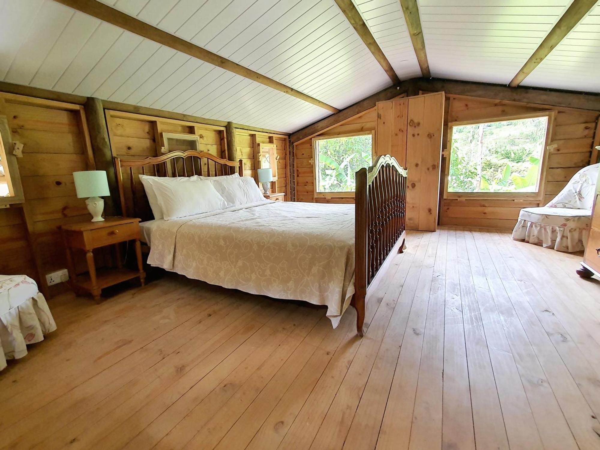 Le Chalet, La Petite Ferme Vieux Grand Port Luaran gambar